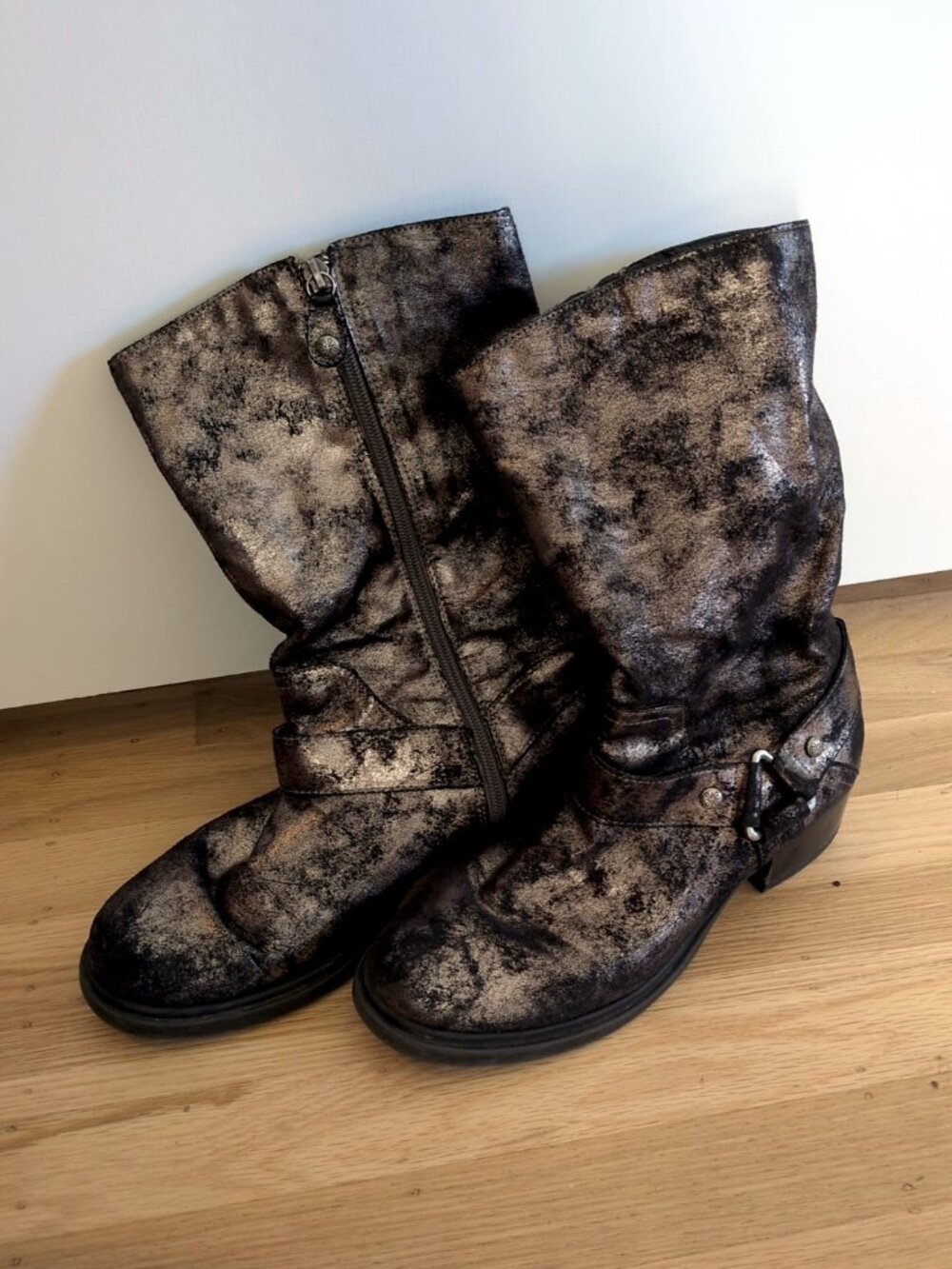 Simply Vera Vera Wang Black/Silver distressed metallic boots 9 mid-calf zip